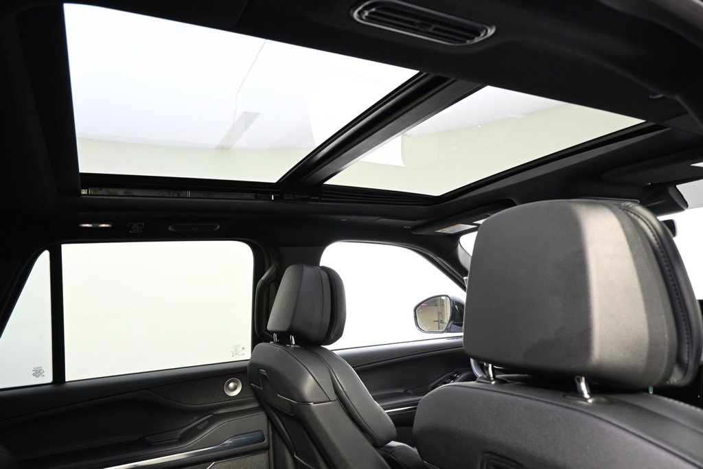 New 2025 Lincoln Navigator Reserve w/ Jet Appearance Package image 17