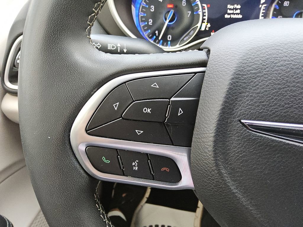 Certified 2023 Chrysler Pacifica Touring-L FWD image 26