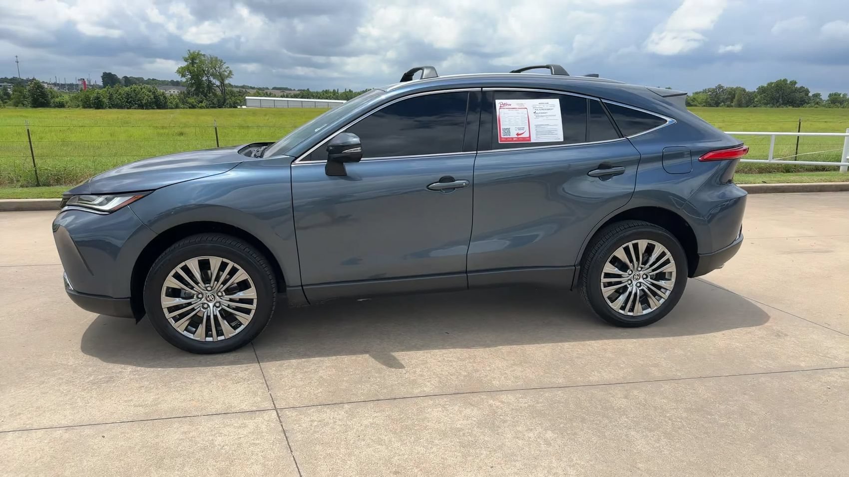 Used 2024 Toyota Venza XLE AWD/4WD image 6