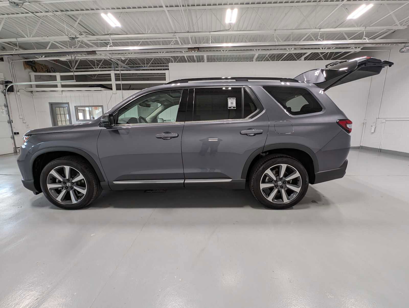 Certified 2025 Honda Pilot Touring image 12