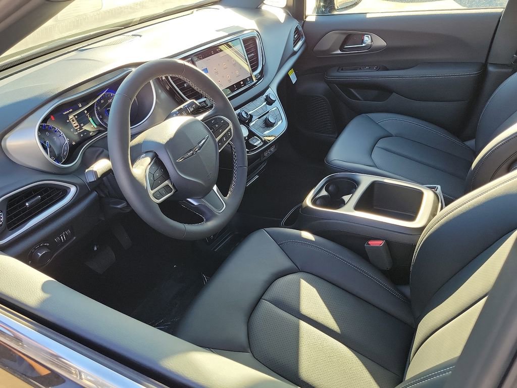 New 2025 Chrysler Voyager LX image 2