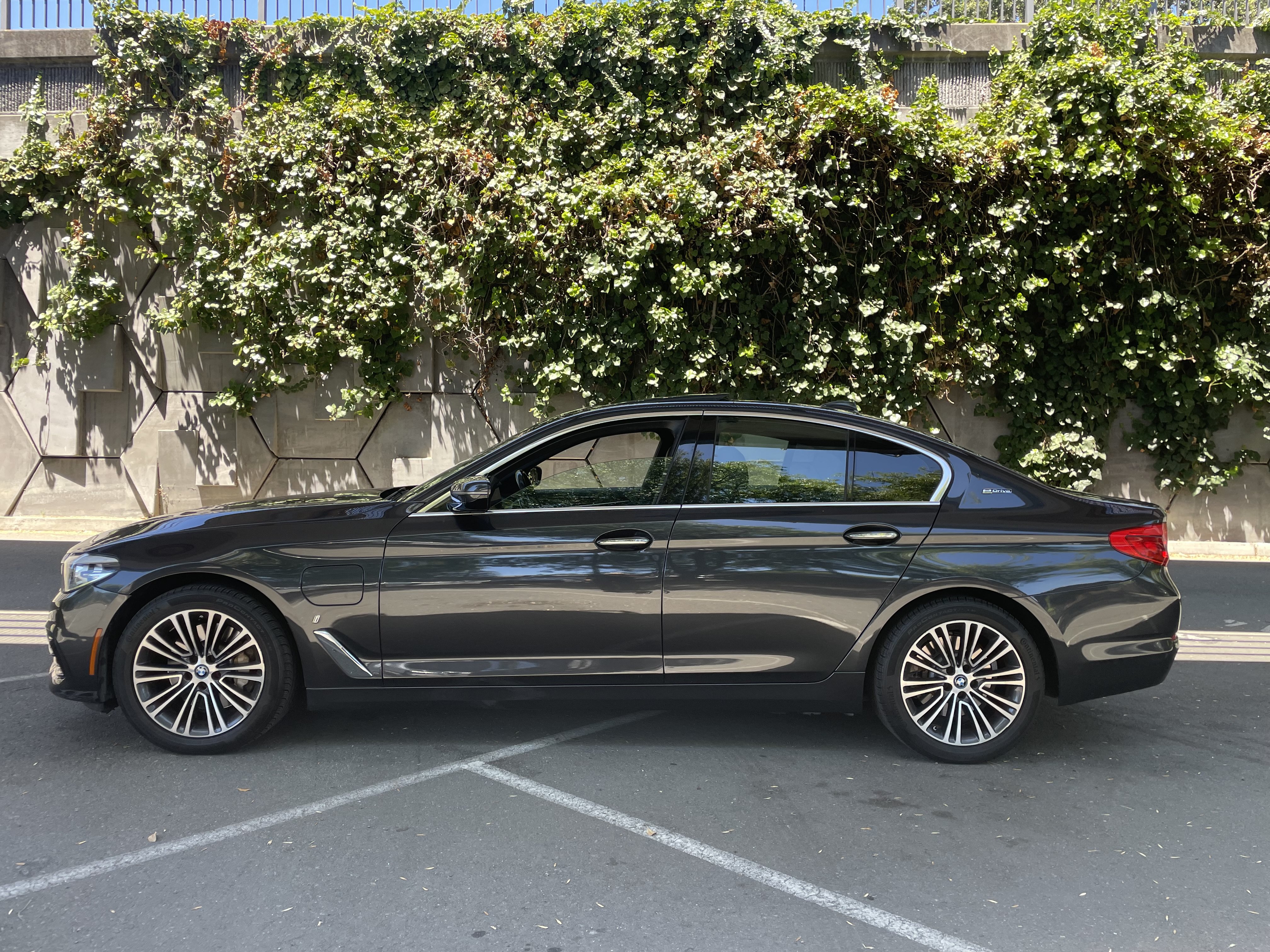 Used 2018 BMW 530e w/ Premium Package 2 RWD image 2