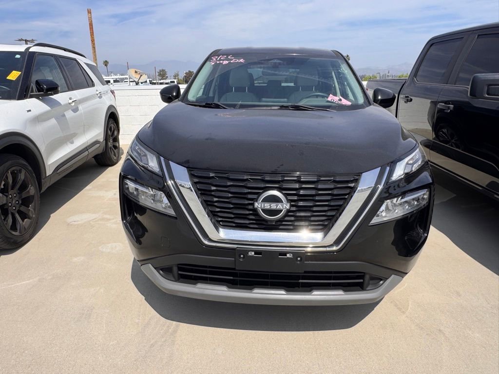 Used 2023 Nissan Rogue SV image 2