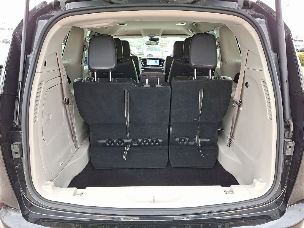 Used 2023 Chrysler Pacifica Touring-L image 30