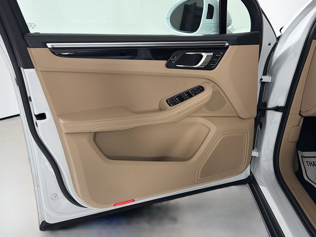 Certified 2023 Porsche Macan AWD/4WD image 12