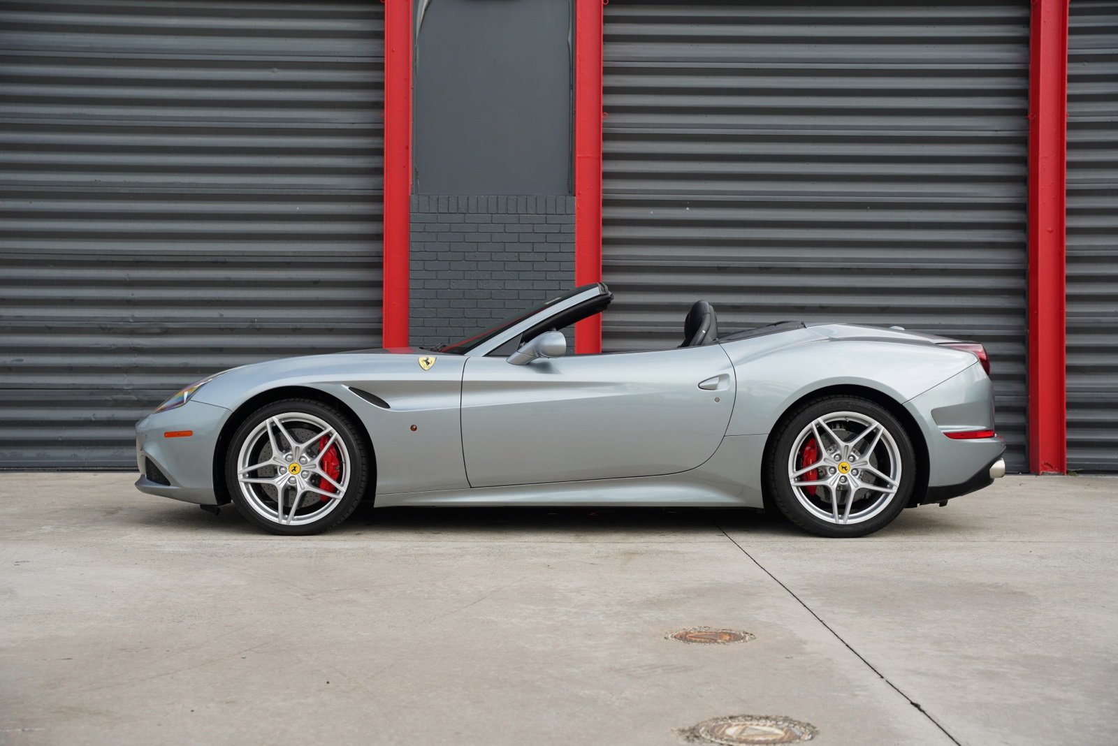 Used 2016 Ferrari California T image 4