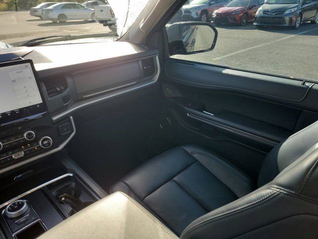 Used 2023 Ford Expedition XLT image 23