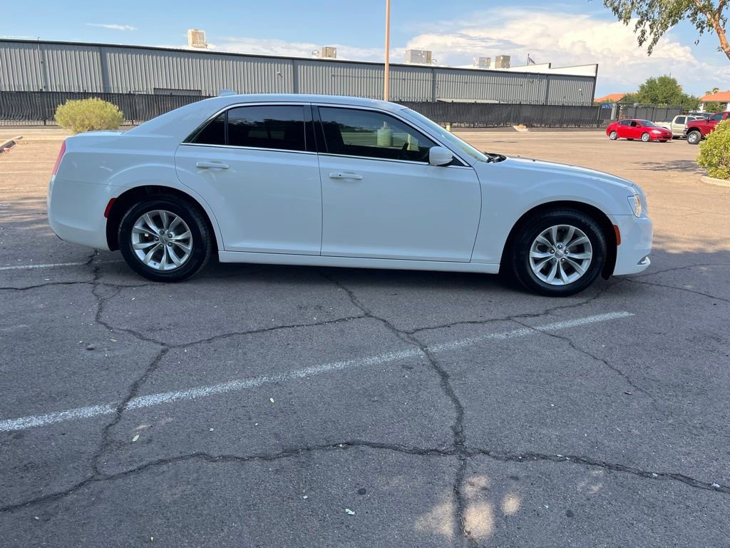 Used 2022 Chrysler 300 Touring image 10