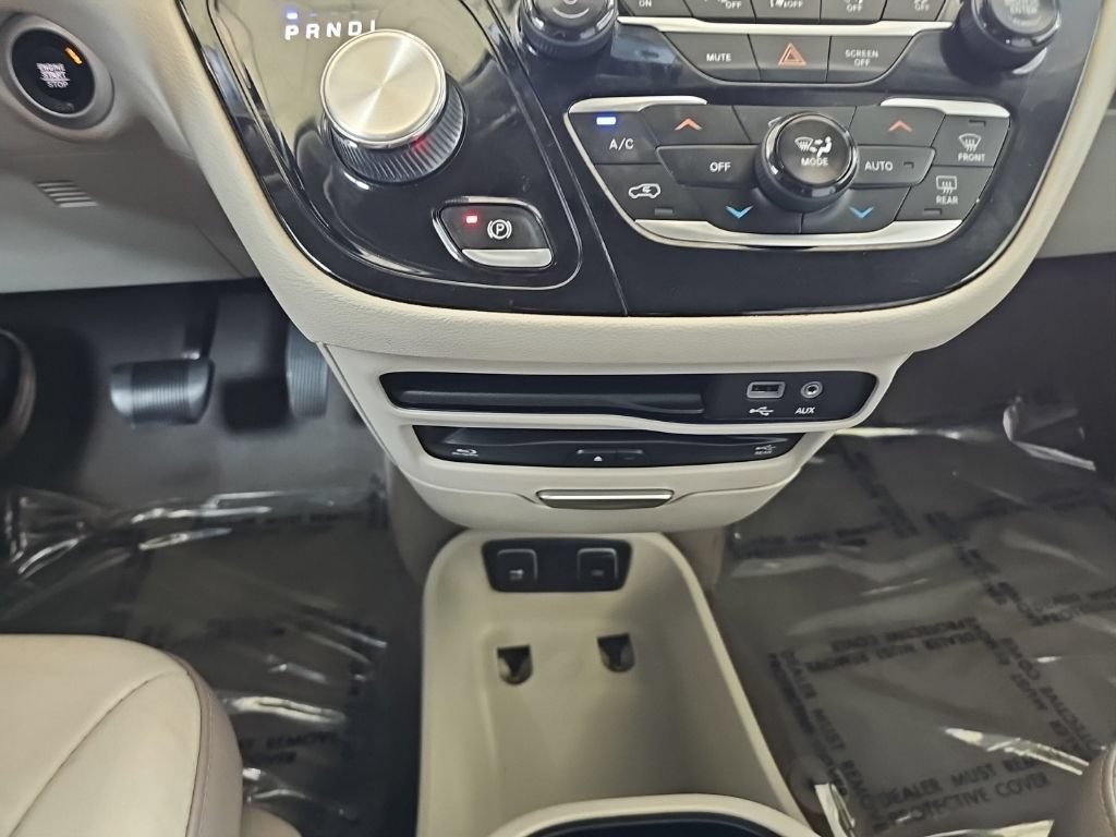 Used 2018 Chrysler Pacifica Touring-L Plus w/ Advanced Safetytec Group FWD image 26