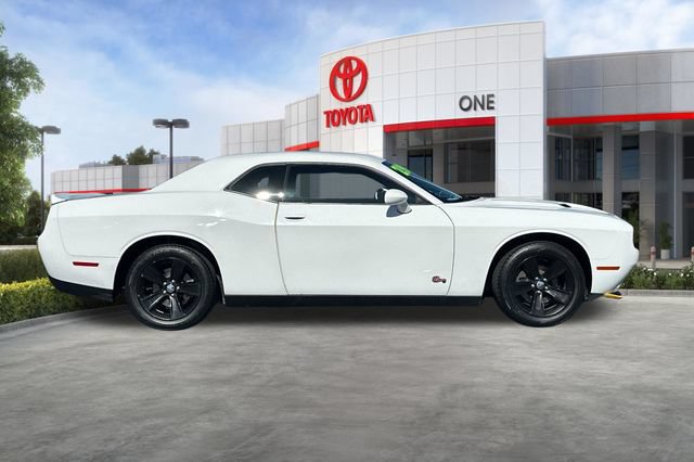 Used 2019 Dodge Challenger SXT RWD image 3
