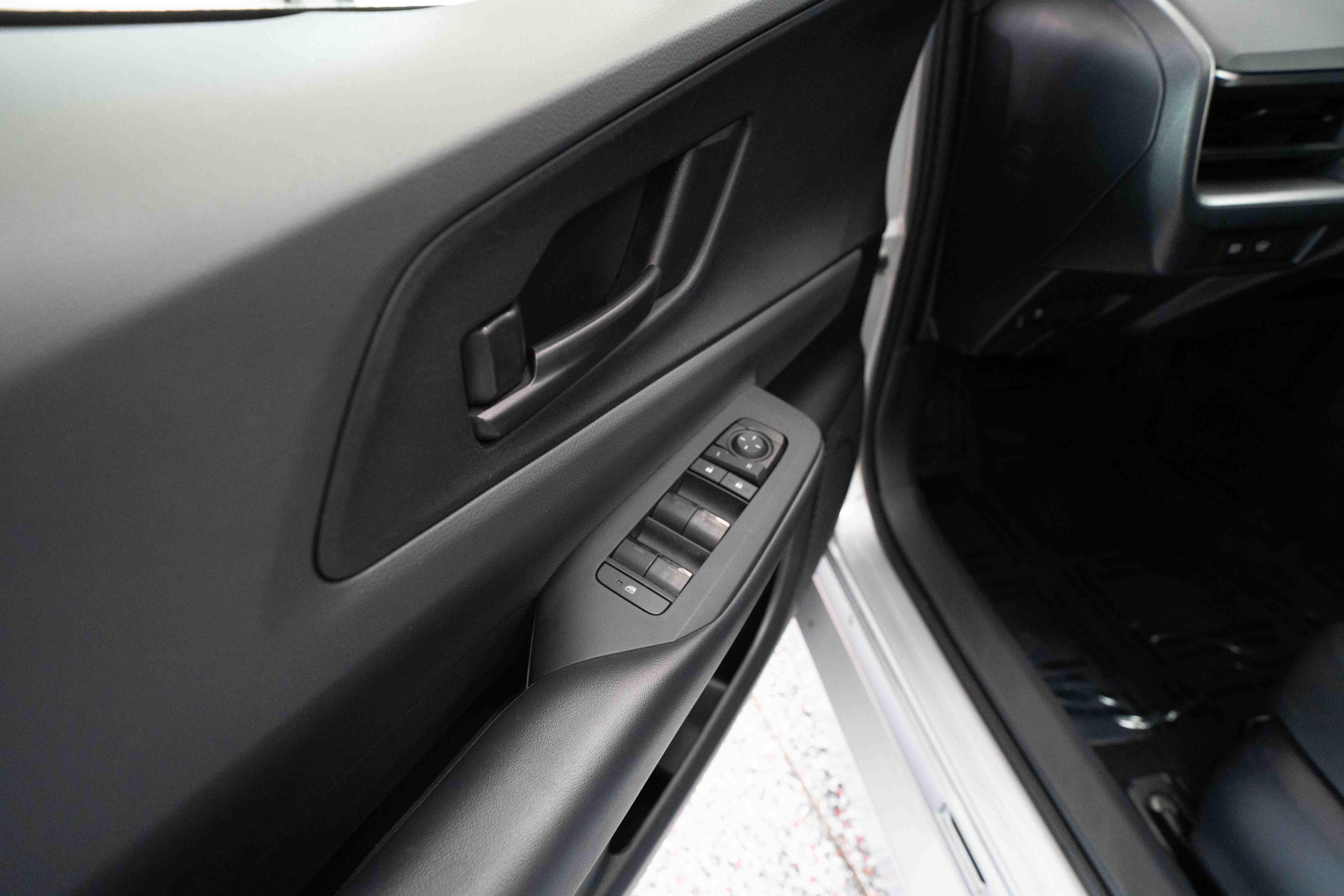 Used 2025 Toyota Prius LE FWD image 7