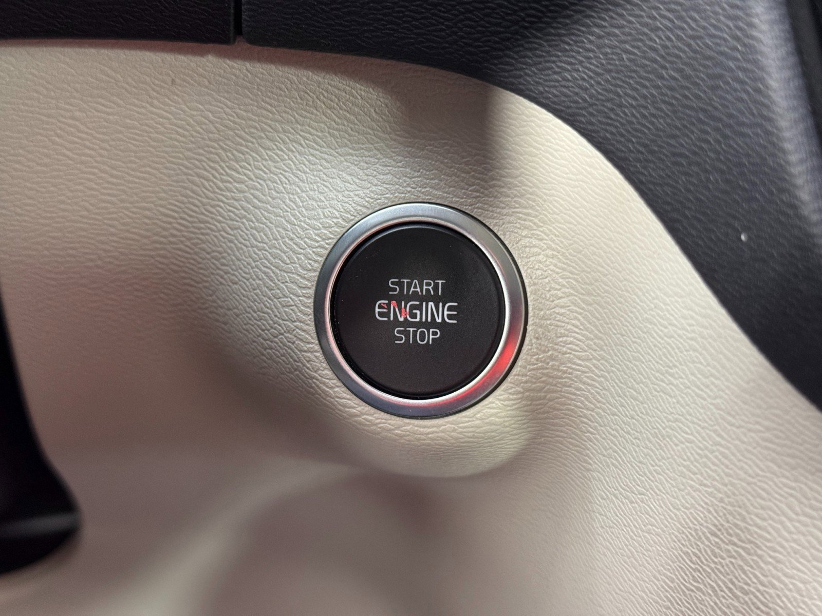 Used 2022 Volvo XC40 T5 Momentum w/ Premium Package image 22