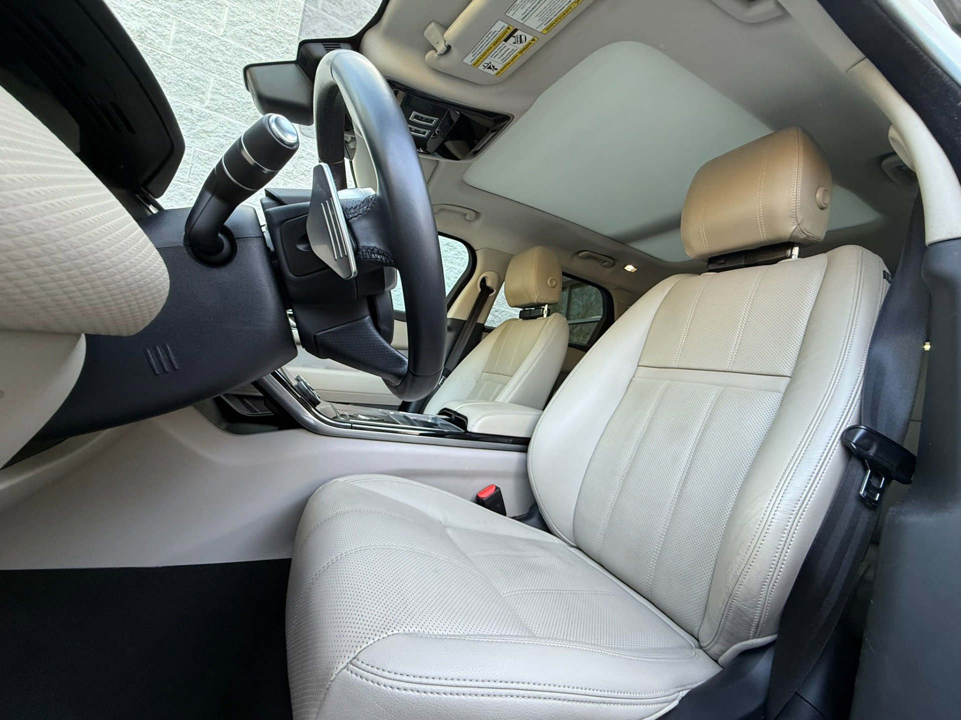 Used 2018 Land Rover Range Rover Velar R-Dynamic SE image 16