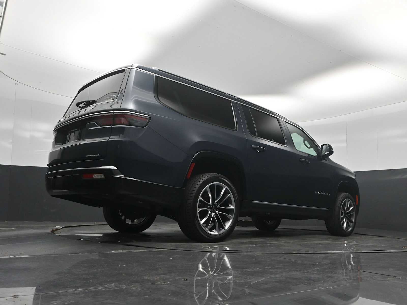 Used 2023 Jeep Wagoneer L Series III w/ Premium Group I AWD/4WD image 24