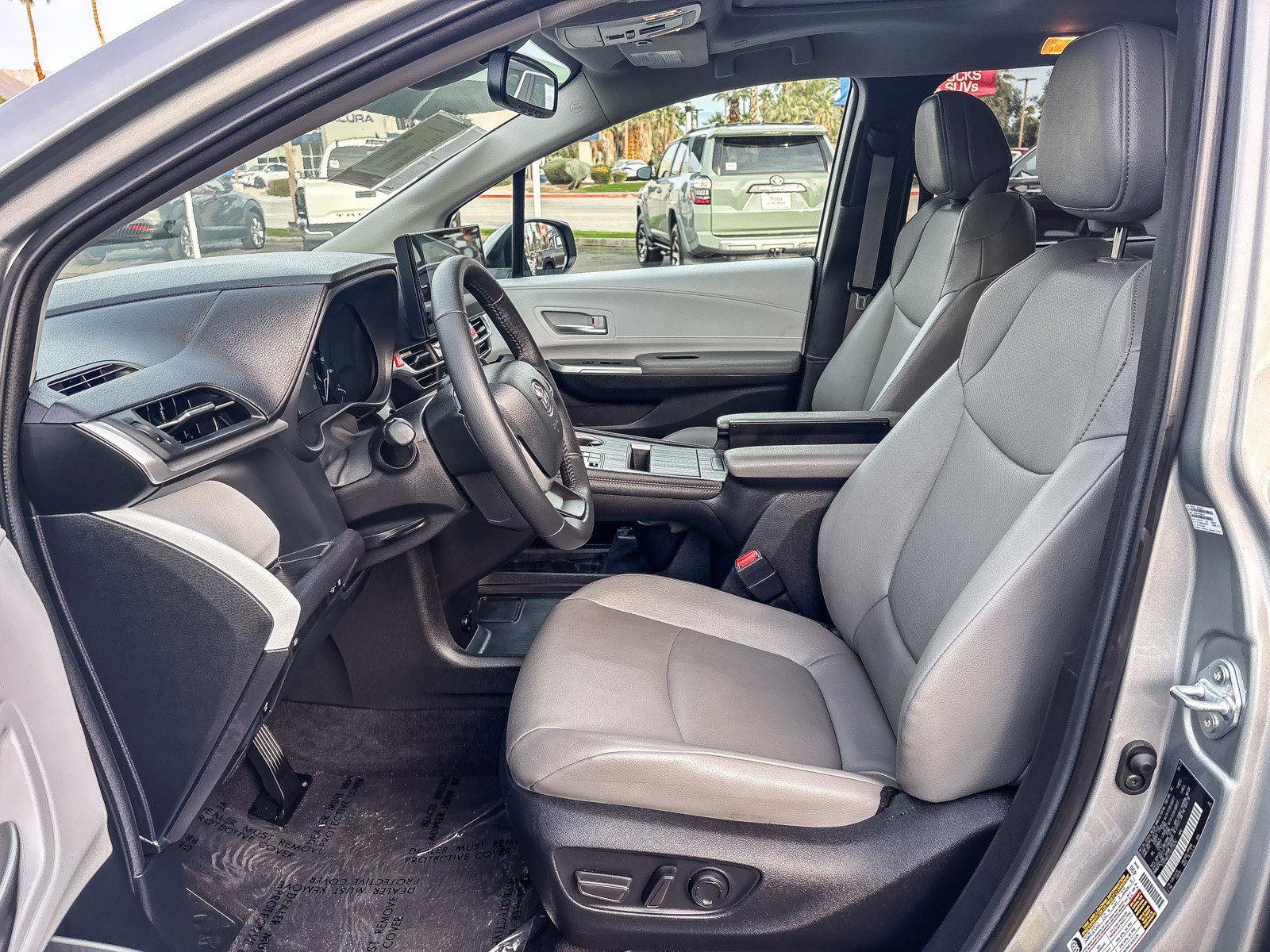 Used 2025 Toyota Sienna XLE image 21