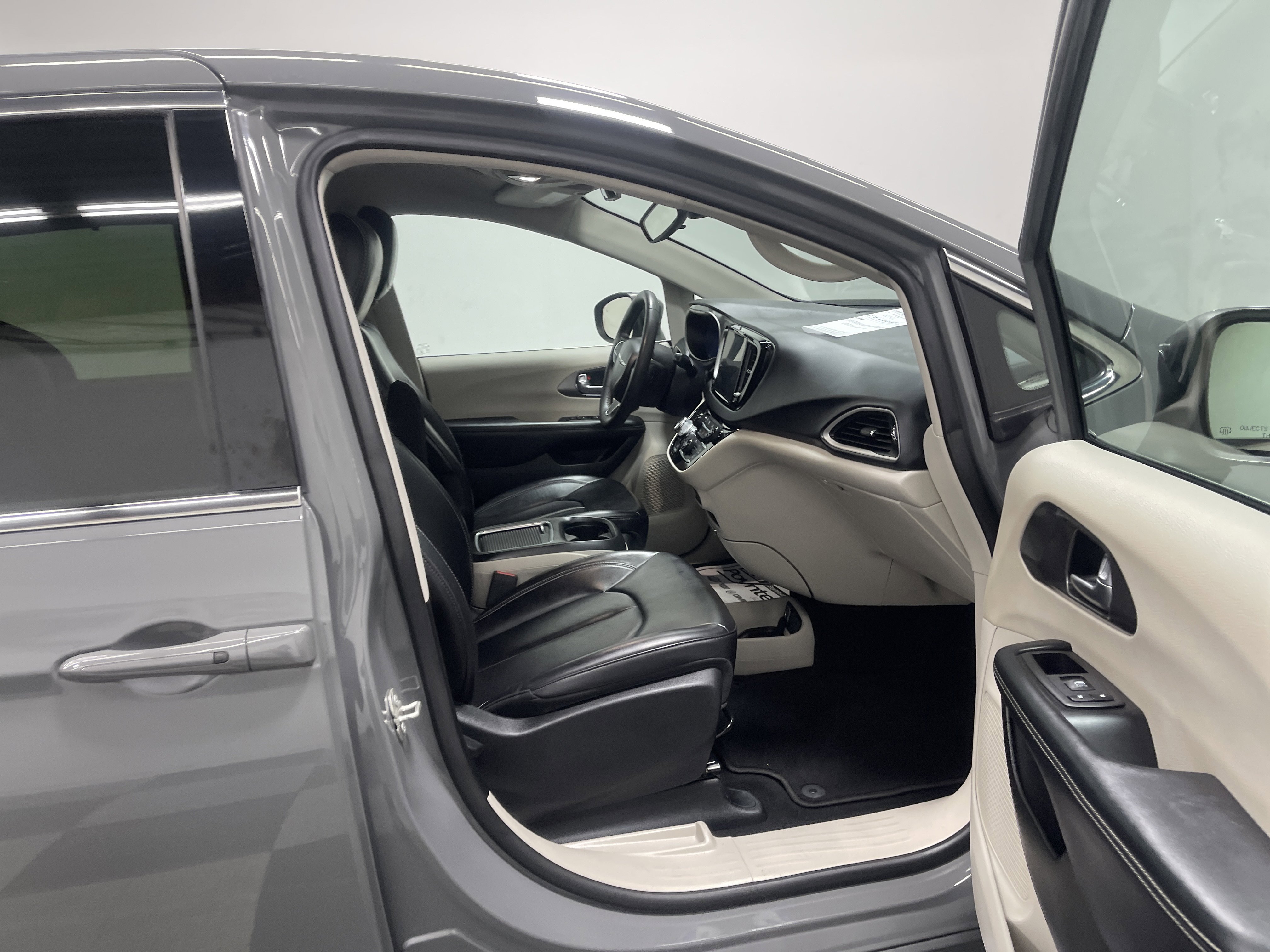 Used 2023 Chrysler Pacifica Touring-L image 23