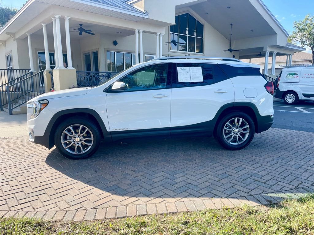 Used 2023 GMC Terrain SLT image 2