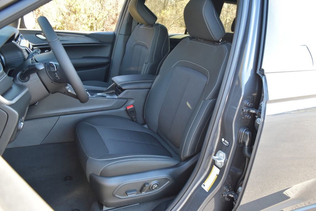 New 2025 Jeep Grand Cherokee Laredo X w/ Luxury Tech Group I image 12