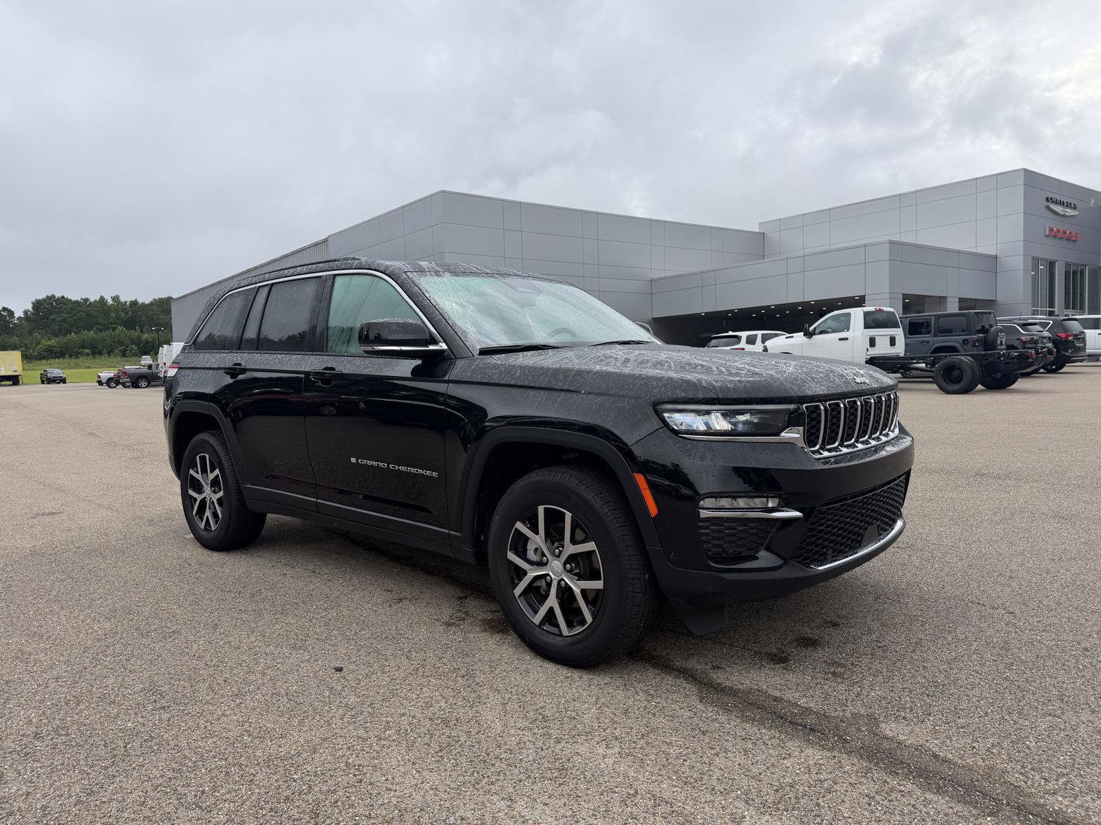 Certified 2024 Jeep Grand Cherokee Limited w/ Luxury Tech Group II AWD/4WD image 3