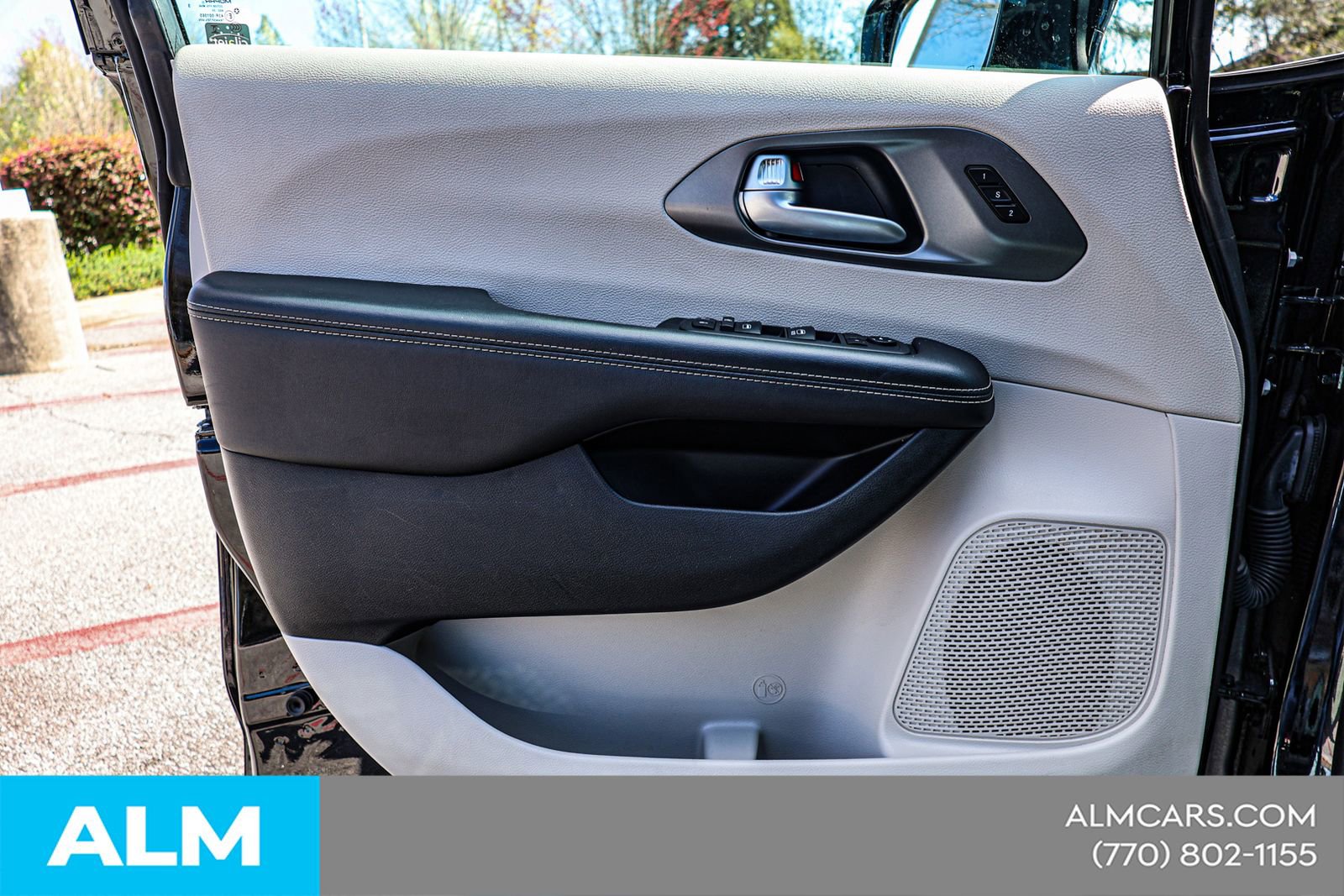 Used 2024 Chrysler Pacifica Touring-L image 38