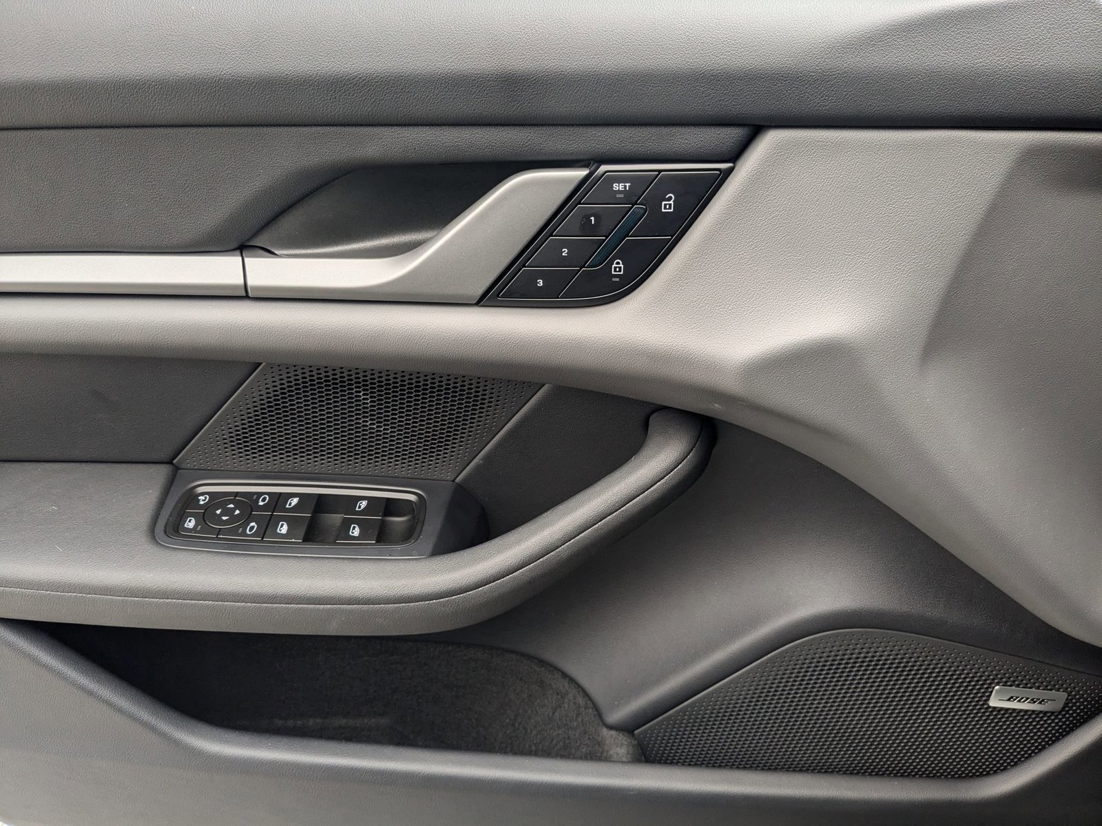 Used 2025 Porsche Taycan image 12