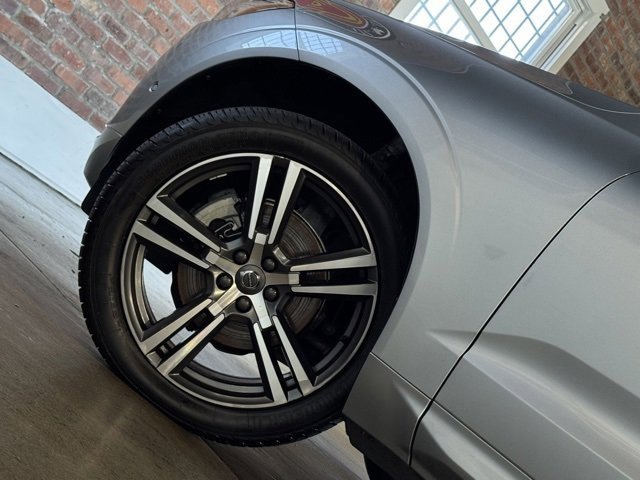 Used 2018 Volvo XC60 T5 Momentum w/ Convenience Package image 6
