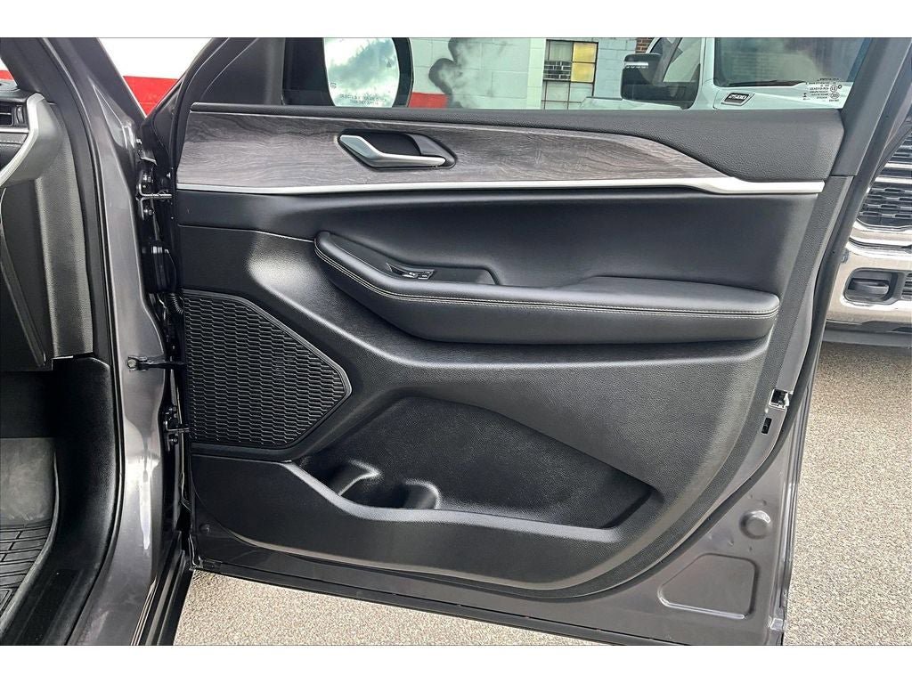 Used 2025 Jeep Grand Cherokee L Limited w/ Luxury Tech Group II image 20