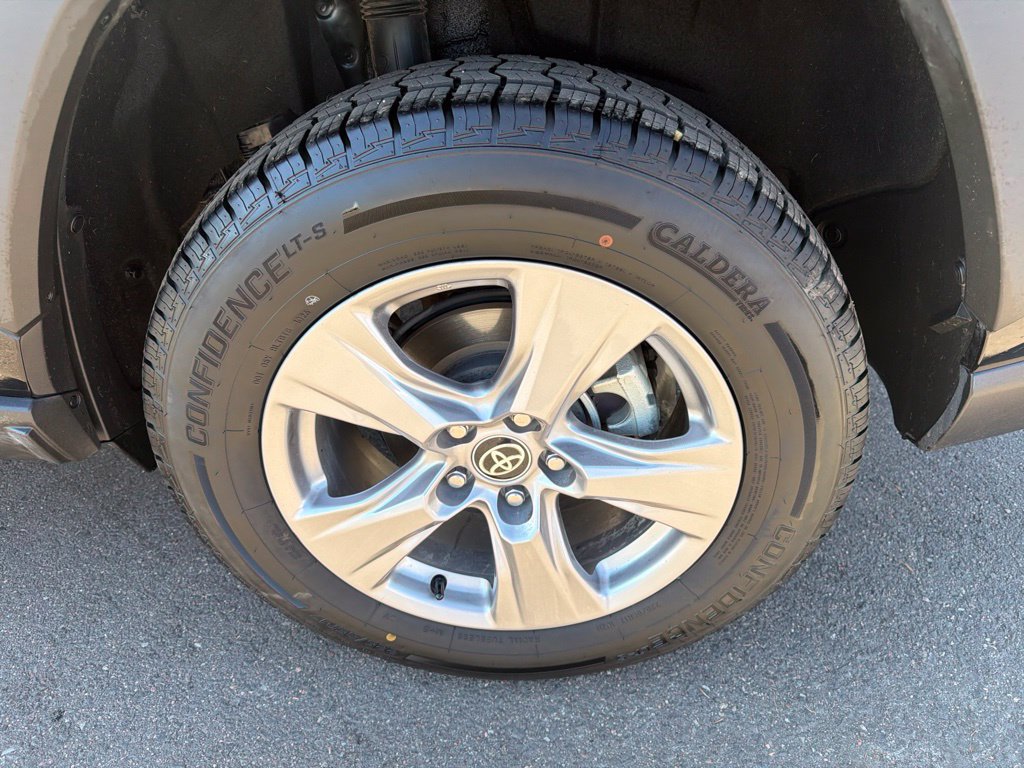 Used 2025 Toyota RAV4 XLE AWD/4WD image 34