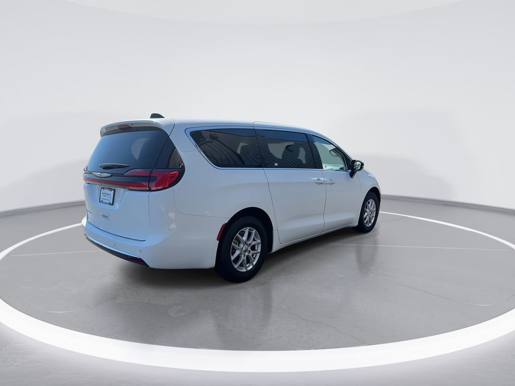 Used 2024 Chrysler Pacifica Touring-L FWD image 8