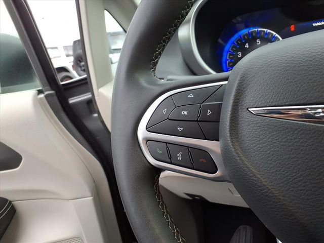 Used 2023 Chrysler Pacifica Touring-L image 22