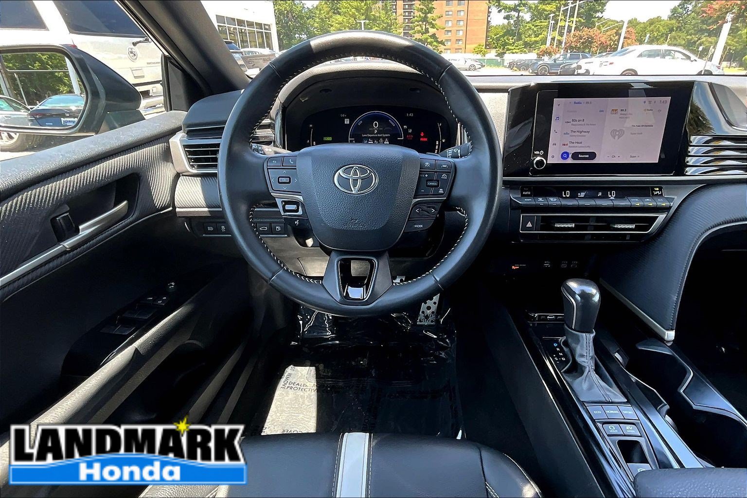 Used 2025 Toyota Camry SE FWD image 5