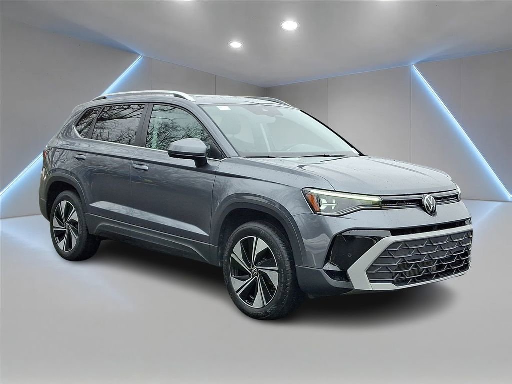 Certified 2025 Volkswagen Taos SE w/ Panoramic Sunroof Package AWD/4WD image 3