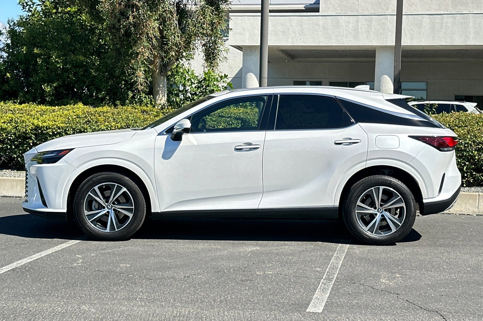 Used 2024 Lexus RX 350 FWD w/ Technology Package image 2