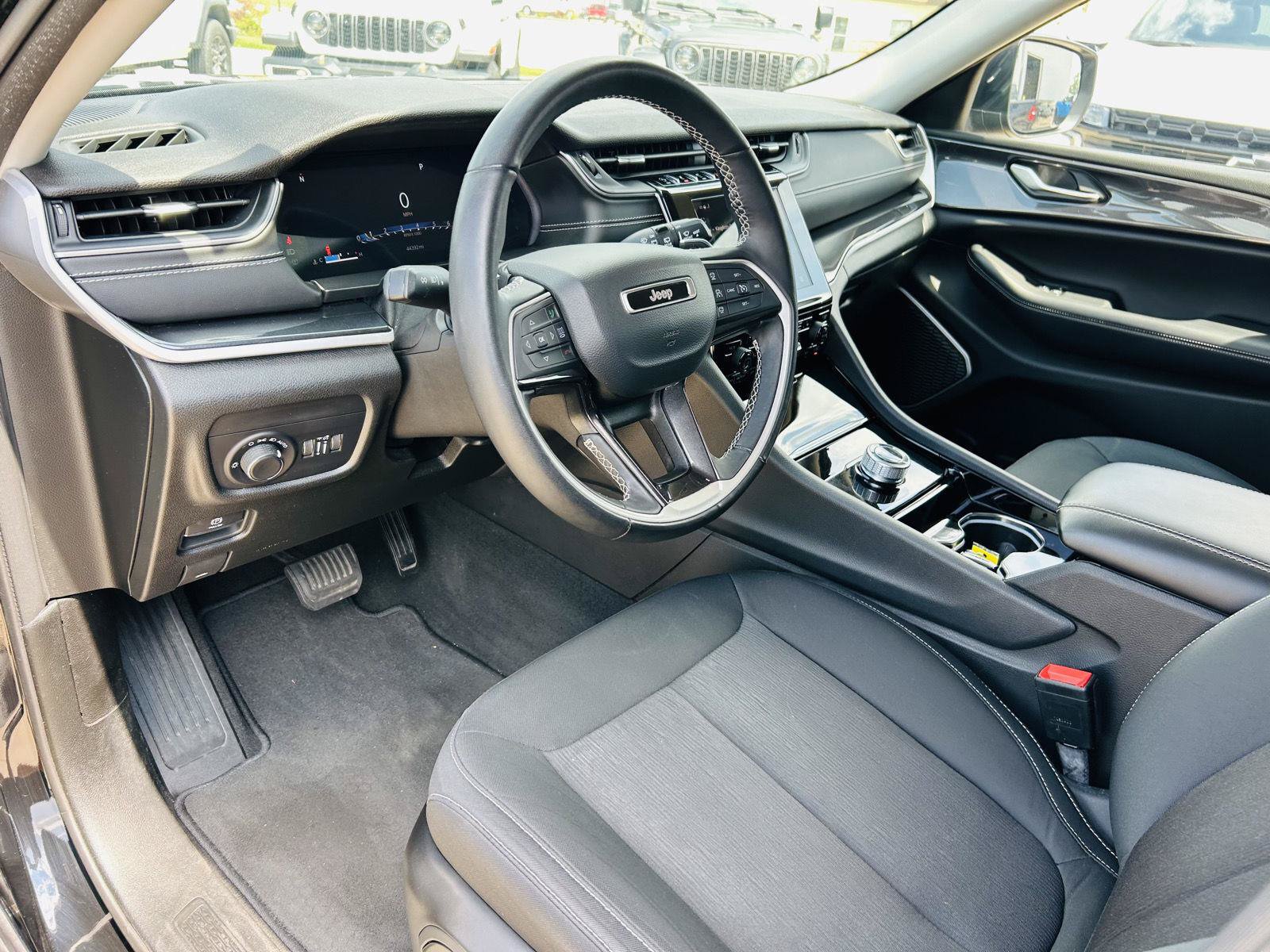 Used 2022 Jeep Grand Cherokee L Laredo w/ Luxury Tech Group I AWD/4WD image 12