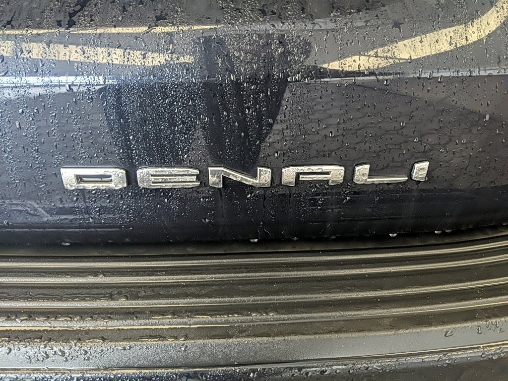 Used 2021 GMC Yukon Denali w/ Denali Premium Package image 8