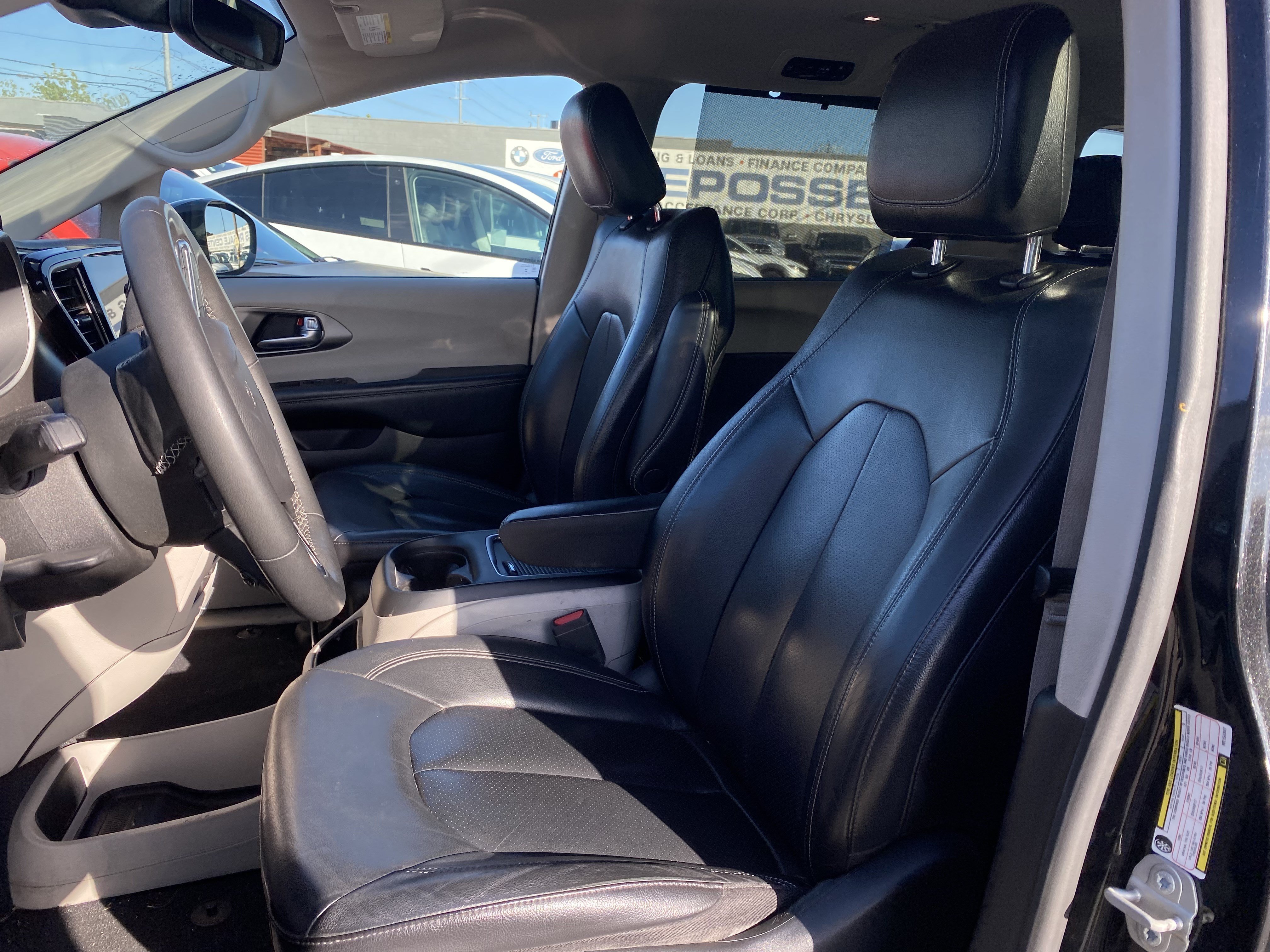 Used 2022 Chrysler Pacifica Touring-L FWD image 11