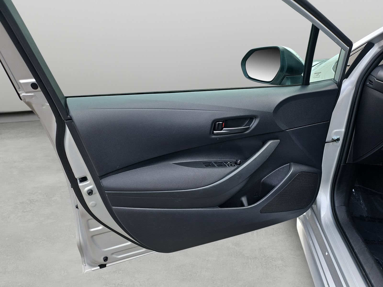 Used 2025 Toyota Corolla LE FWD image 34