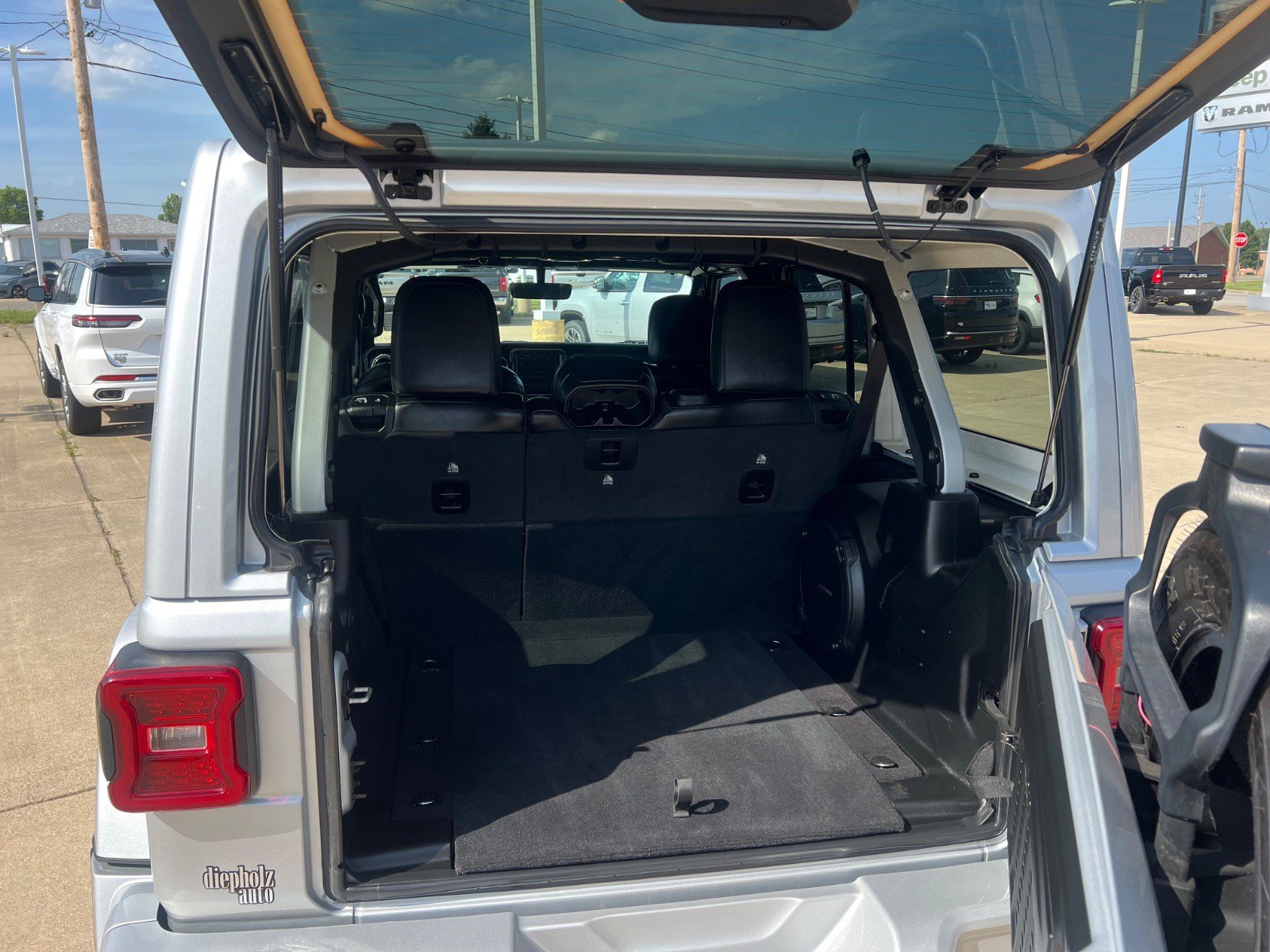 Used 2023 Jeep Wrangler Altitude image 27