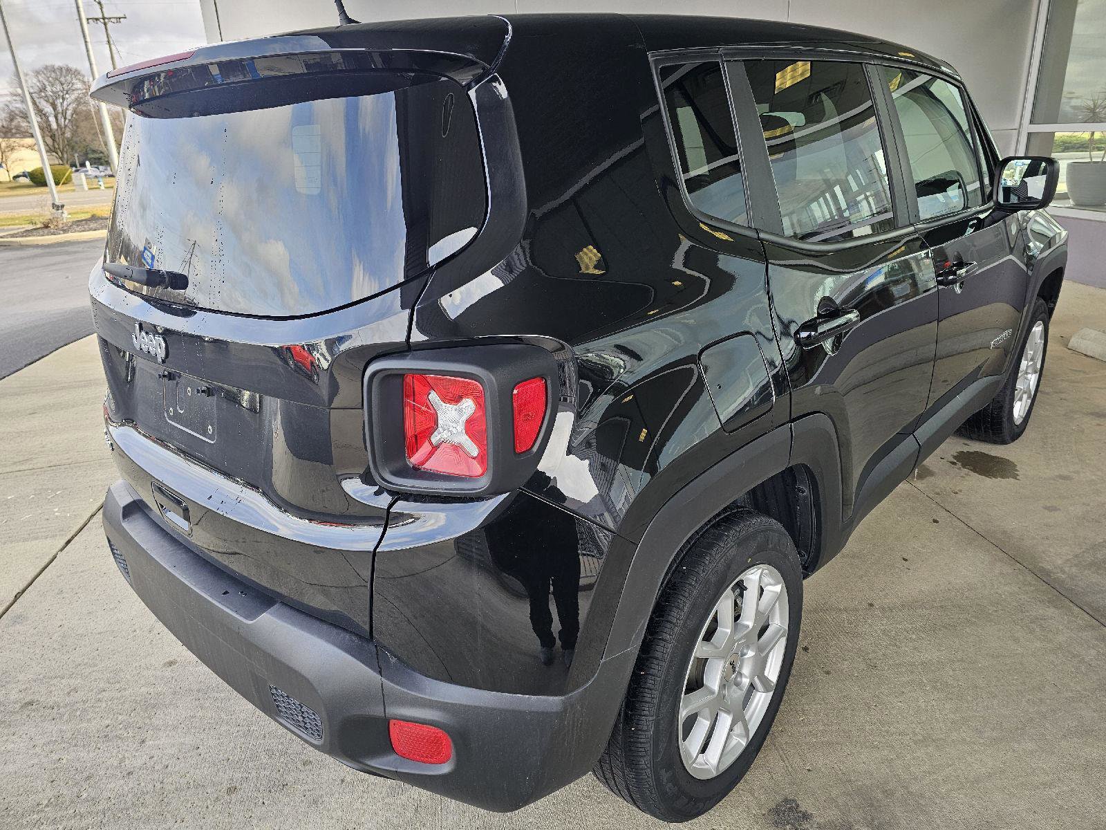 Used 2023 Jeep Renegade Latitude image 6