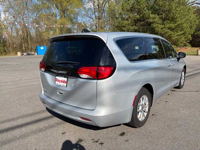 Used 2022 Chrysler Voyager LX image 16
