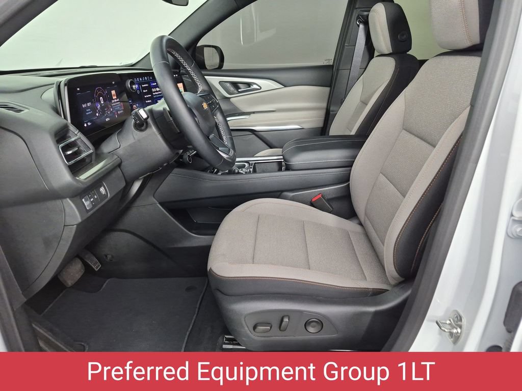 Used 2025 Chevrolet Traverse LT w/ Driver Confidence Package FWD image 16