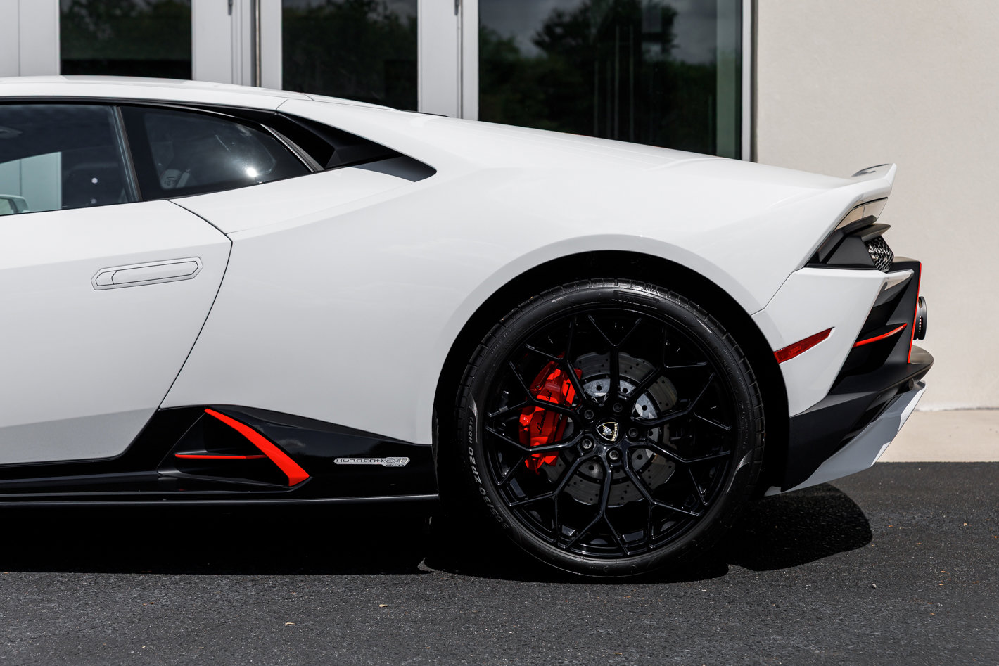 Used 2022 Lamborghini Huracan EVO RWD image 9