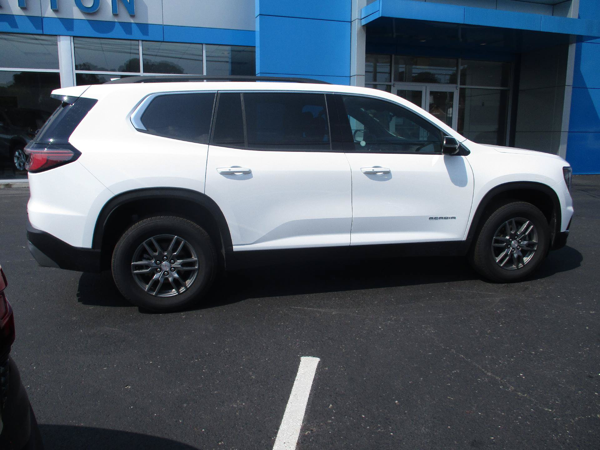 Used 2025 GMC Acadia Elevation FWD image 3