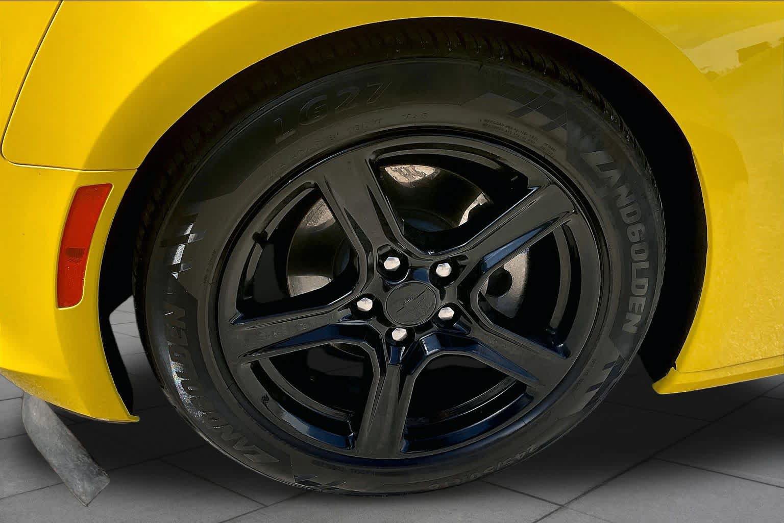 Used 2018 Chevrolet Camaro LT RWD image 10
