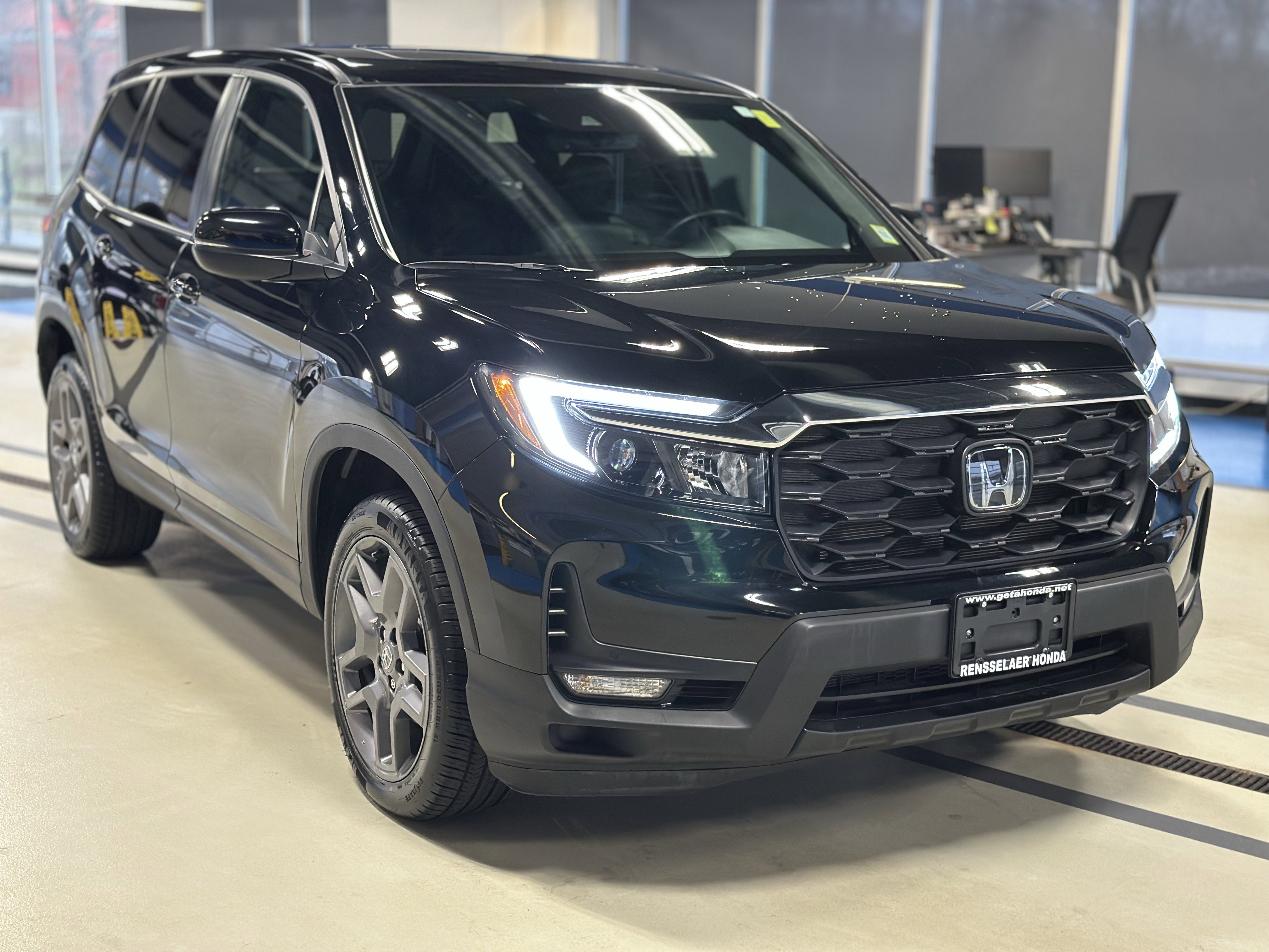 Used 2023 Honda Passport EX-L image 3