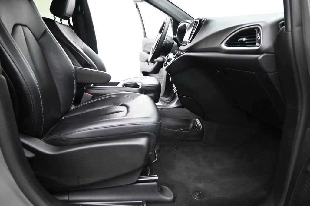 Used 2025 Chrysler Pacifica Select FWD image 17