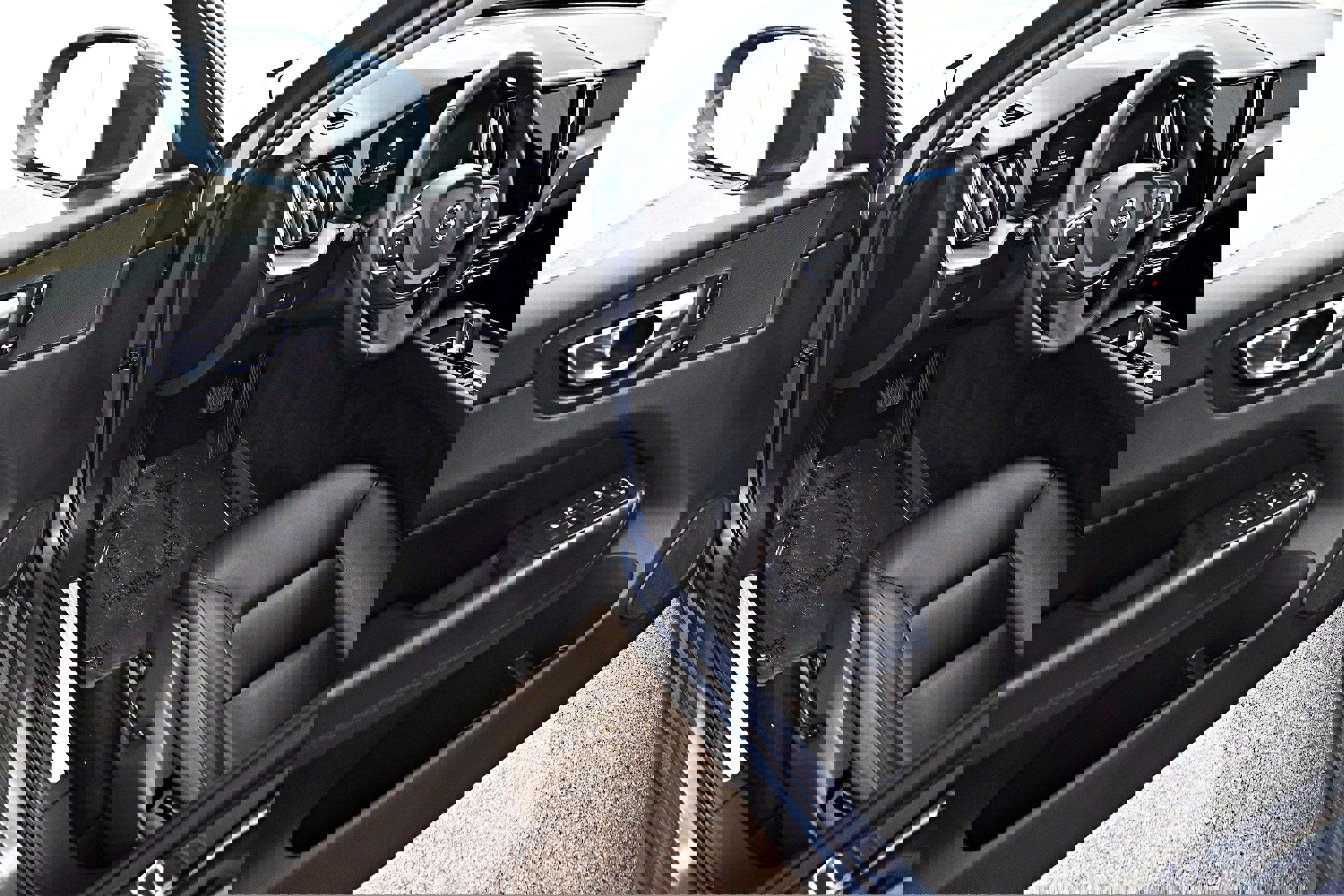 Used 2023 Volvo XC60 B5 Core w/ Climate Package image 3