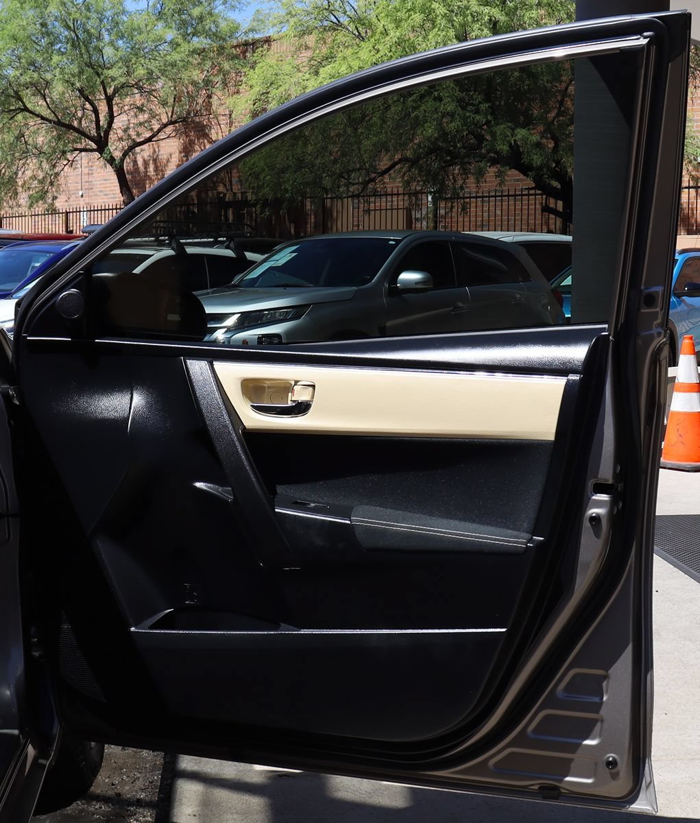 Used 2018 Toyota Corolla LE w/ Carpet Mat Package (TMS) FWD image 32