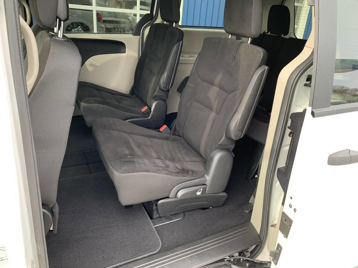 Used 2019 Dodge Grand Caravan SE w/ UConnect Hands-Free Group image 10
