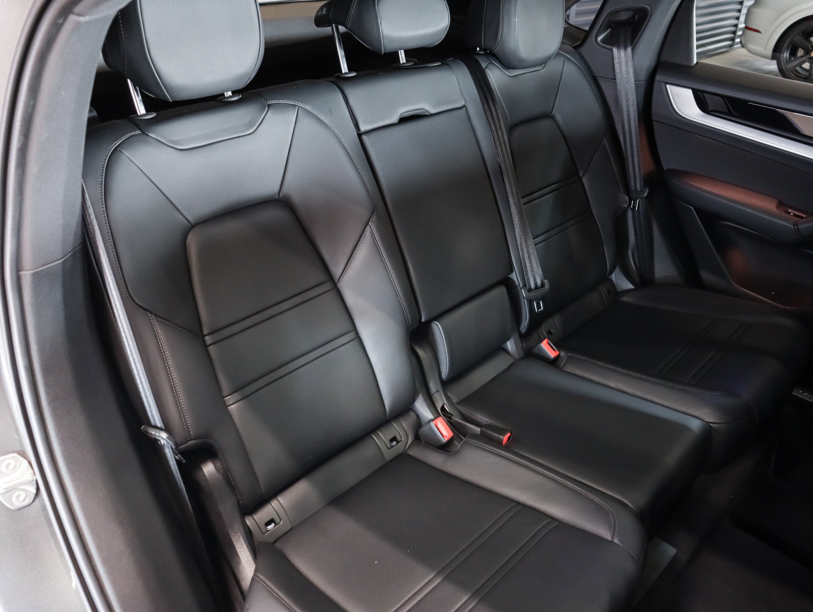 Certified 2025 Porsche Cayenne Coupe image 6